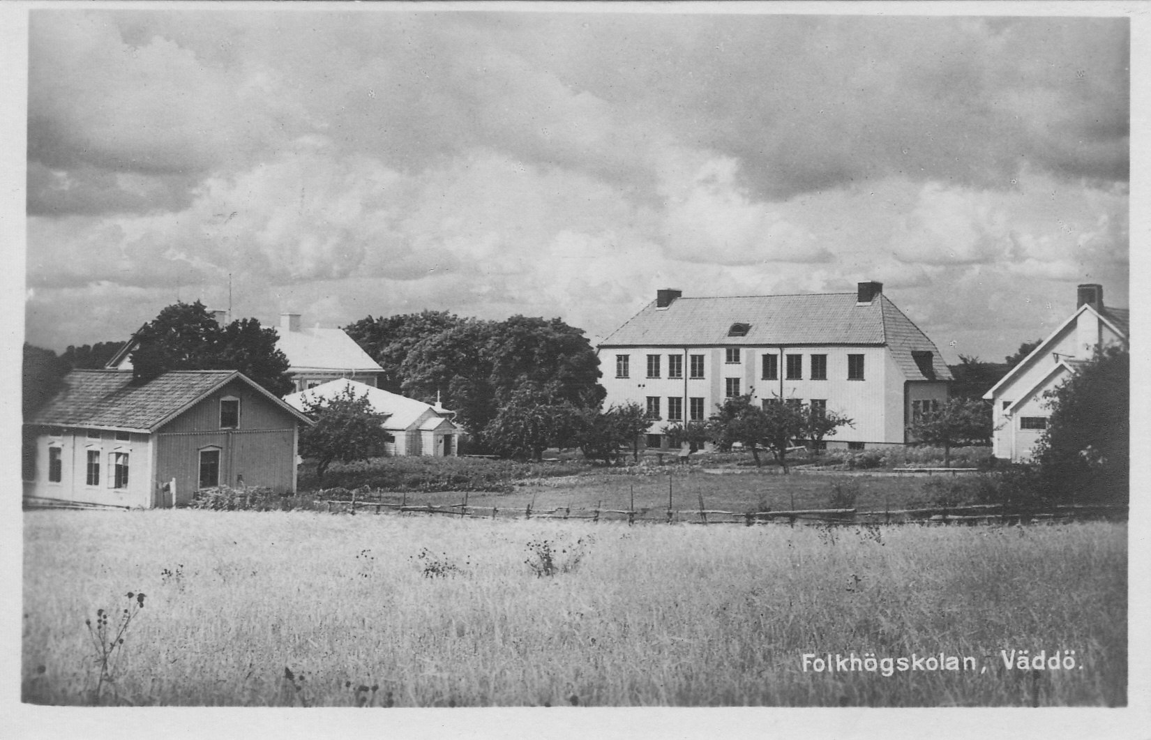 Väddö Folkhögskola. Kortet skrivet 15 augusti 1933.