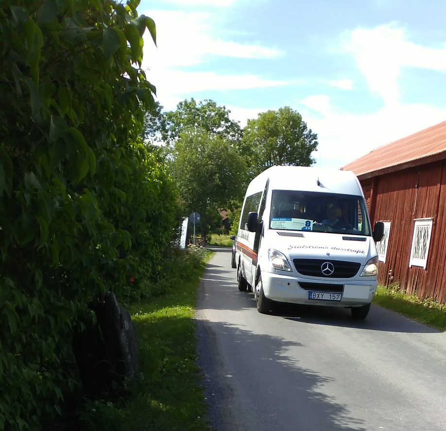Bussen på bygatan. Det fanns både hållplatser som utanför Senneby Trädgård men även "vinkområden". 