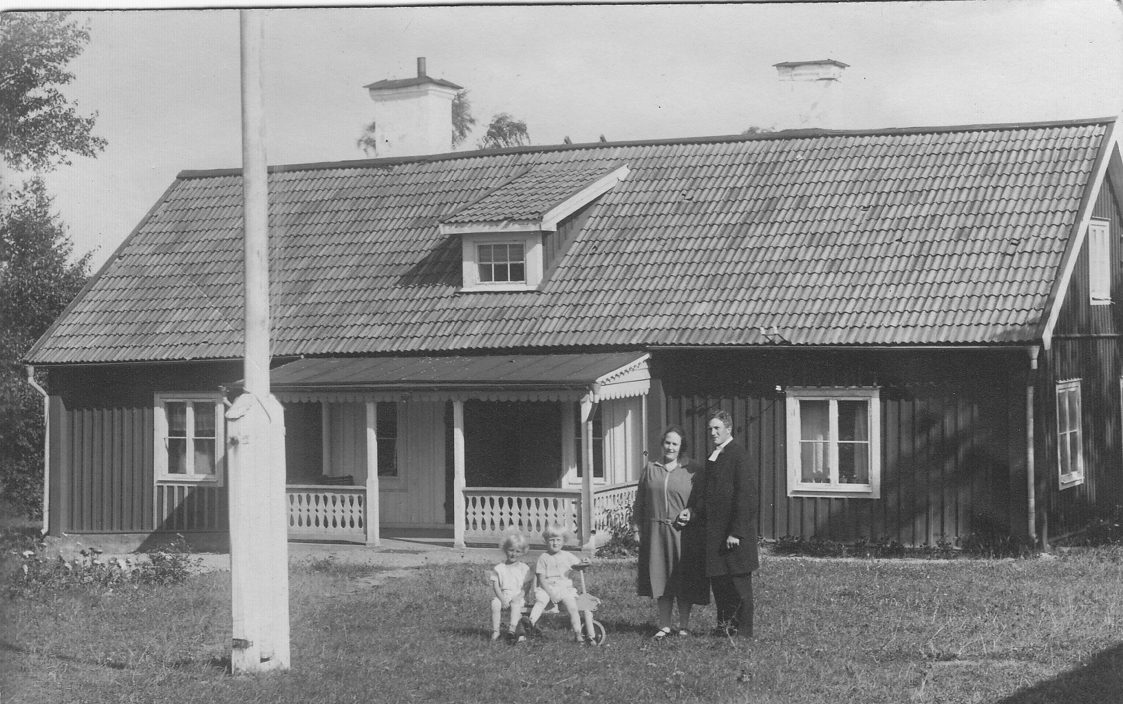 Kommunister Ljungve med fru och barn på Kaplansbacken, Elmsta