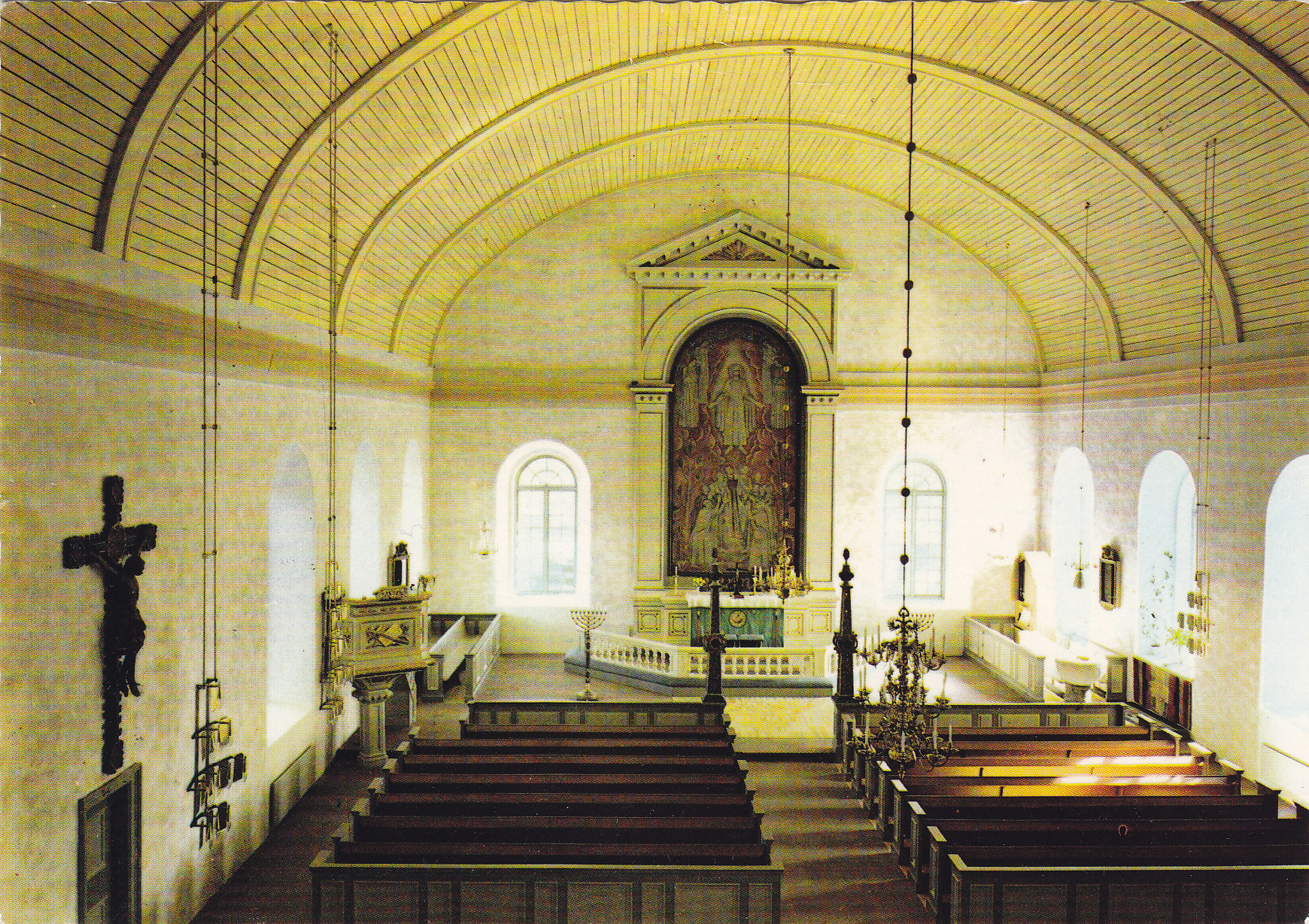 Väddö kyrka. De främre fönstren öppnades 196/70