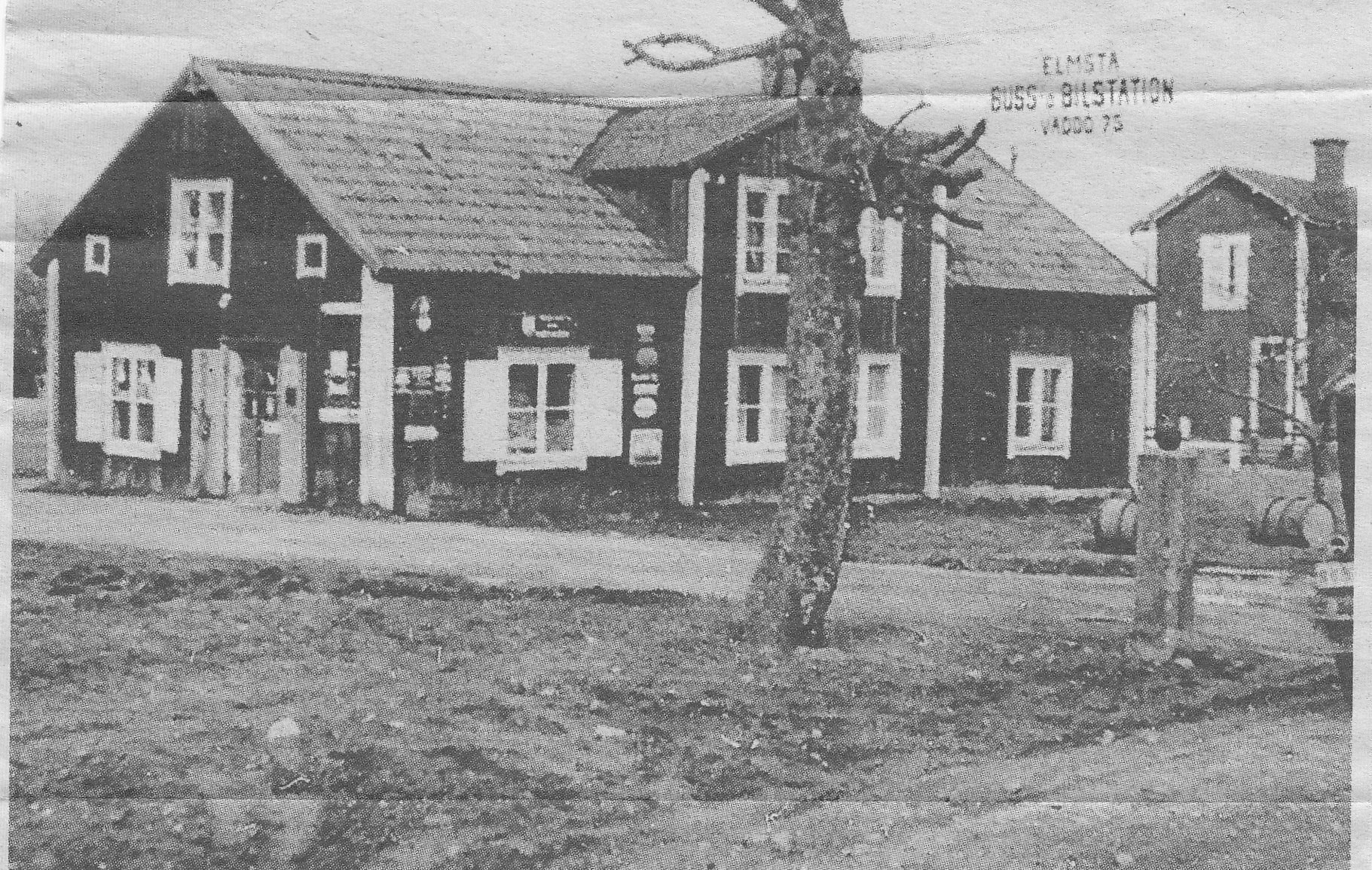Magnus Erikssons specialaffär i Elmsta. Innan 1935. Byggnaden jämnades med marken och ersattes med en liten busstation med väntrum, kontor och ett lager för gods. Bild ur Norrtälje tidning. 