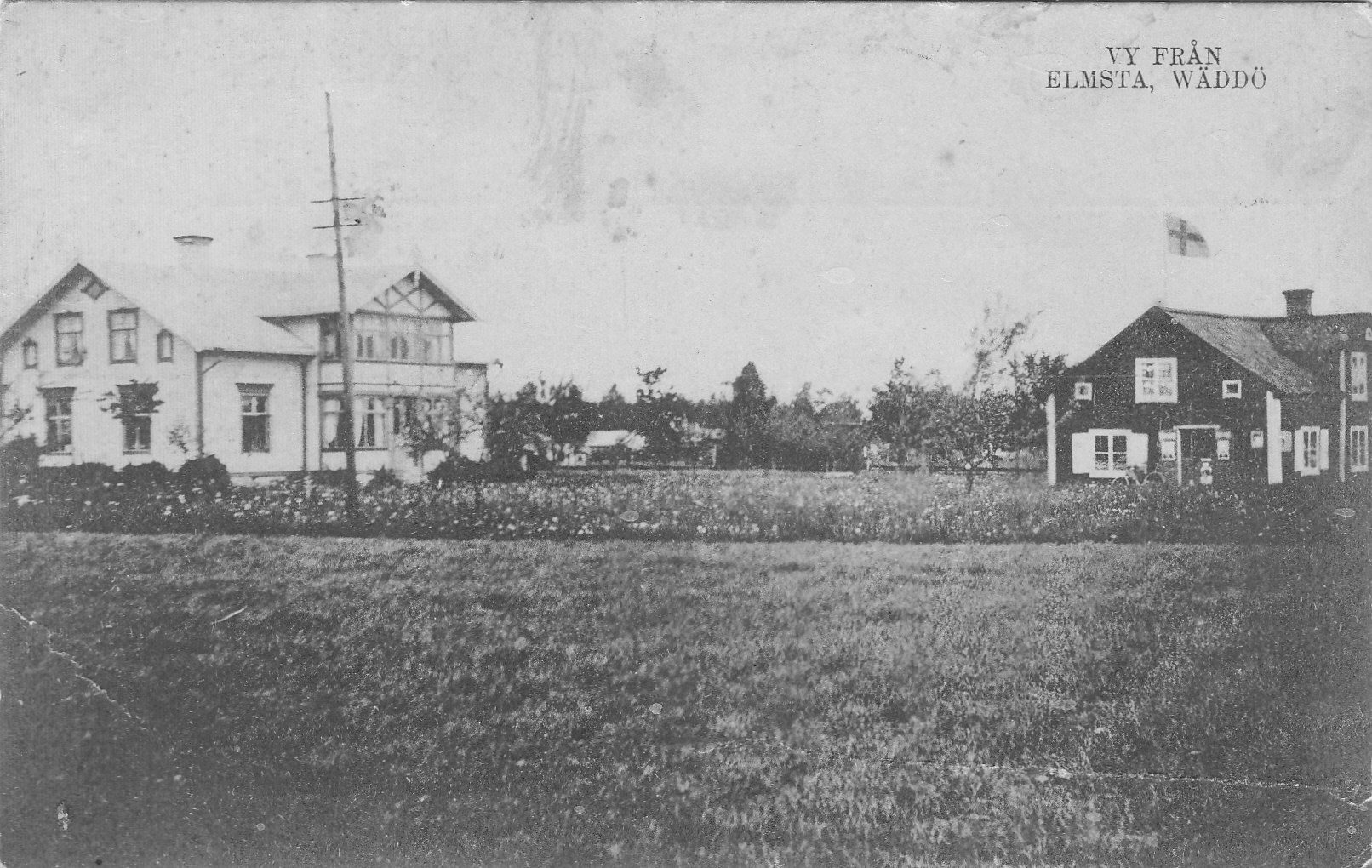 1920/30 tal. Till vänster gamla busstationen. Till höger Magnus Erikssons lanthandel.