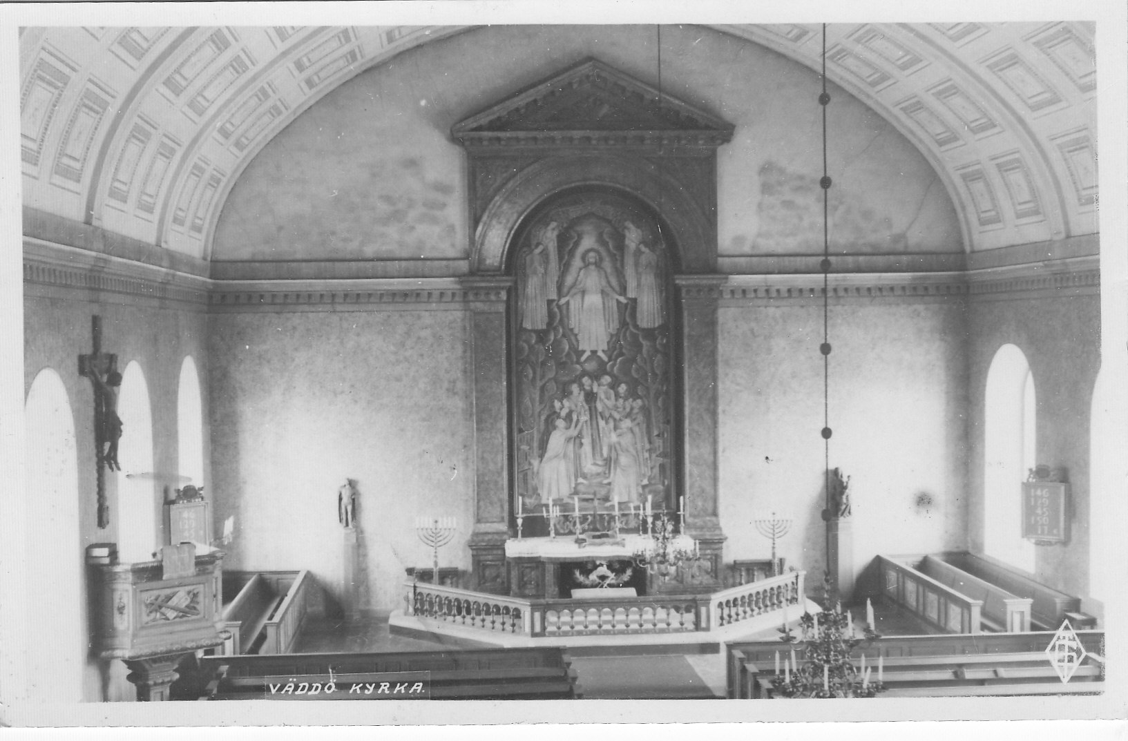 Efter 1926.Fönstren runt altartavlan sattes igen 1926 men togs fram 1969/70